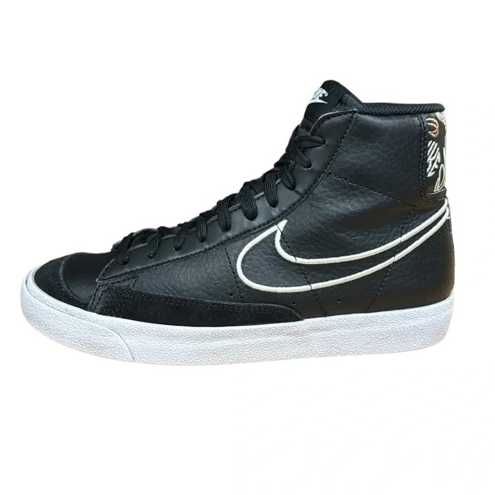 Nike Blazer Mid ‘77 SE (GS) Black Playful Fonts DJ0265-001 Shoes- SZ 5.5Y- 7.5 W